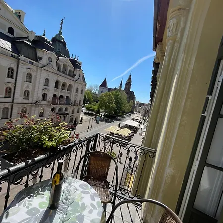 Royal In Historical Downtown Апартаменты *