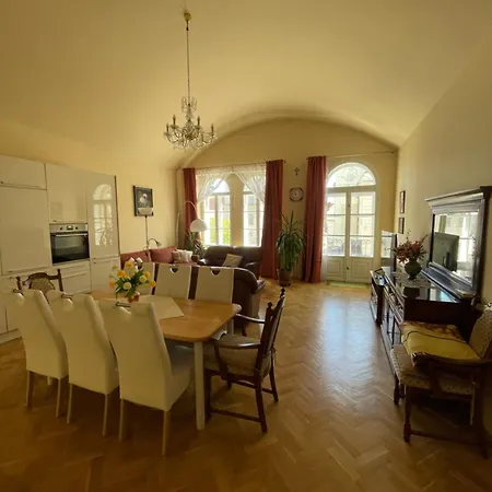 Royal In Historical Downtown *