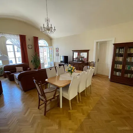 Royal In Historical Downtown