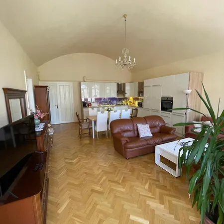 Apartment Royal In Historical Downtown