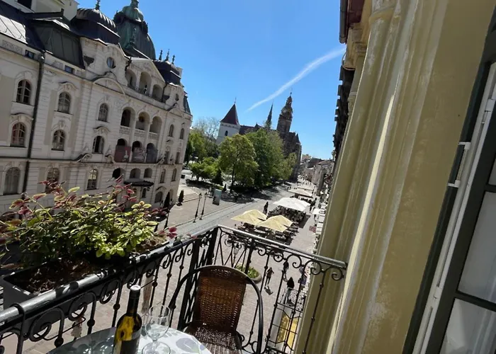 Royal In Historical Downtown Апартаменты *