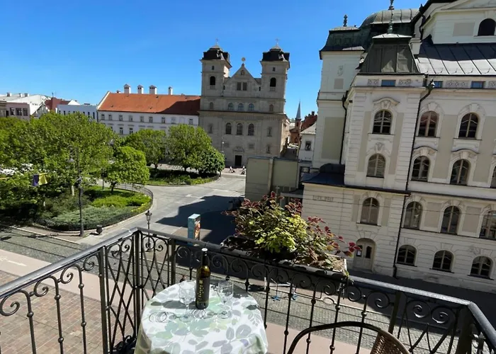 Royal In Historical Downtown Апартаменты *